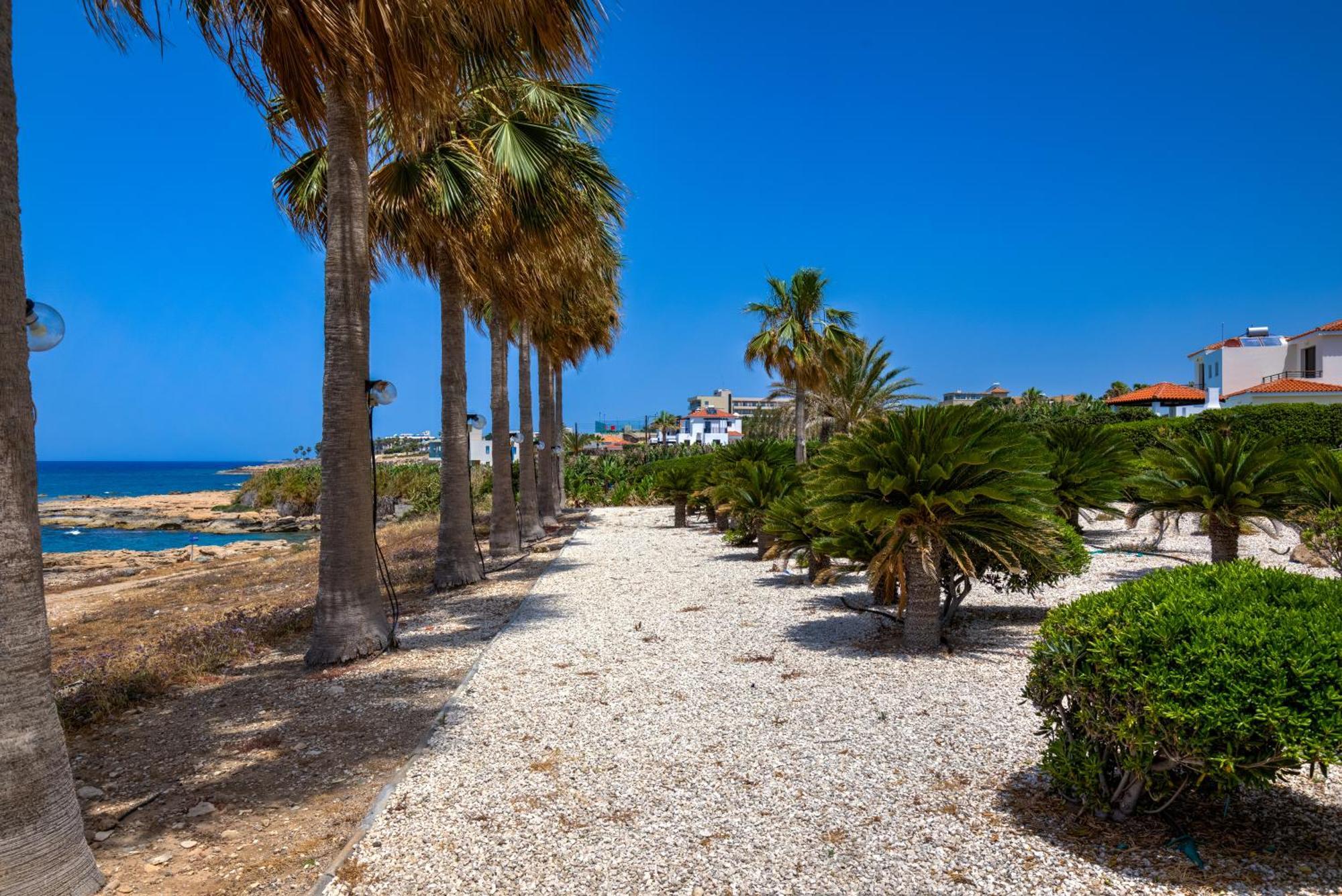 Platzia Beach Villas Пафос Экстерьер фото