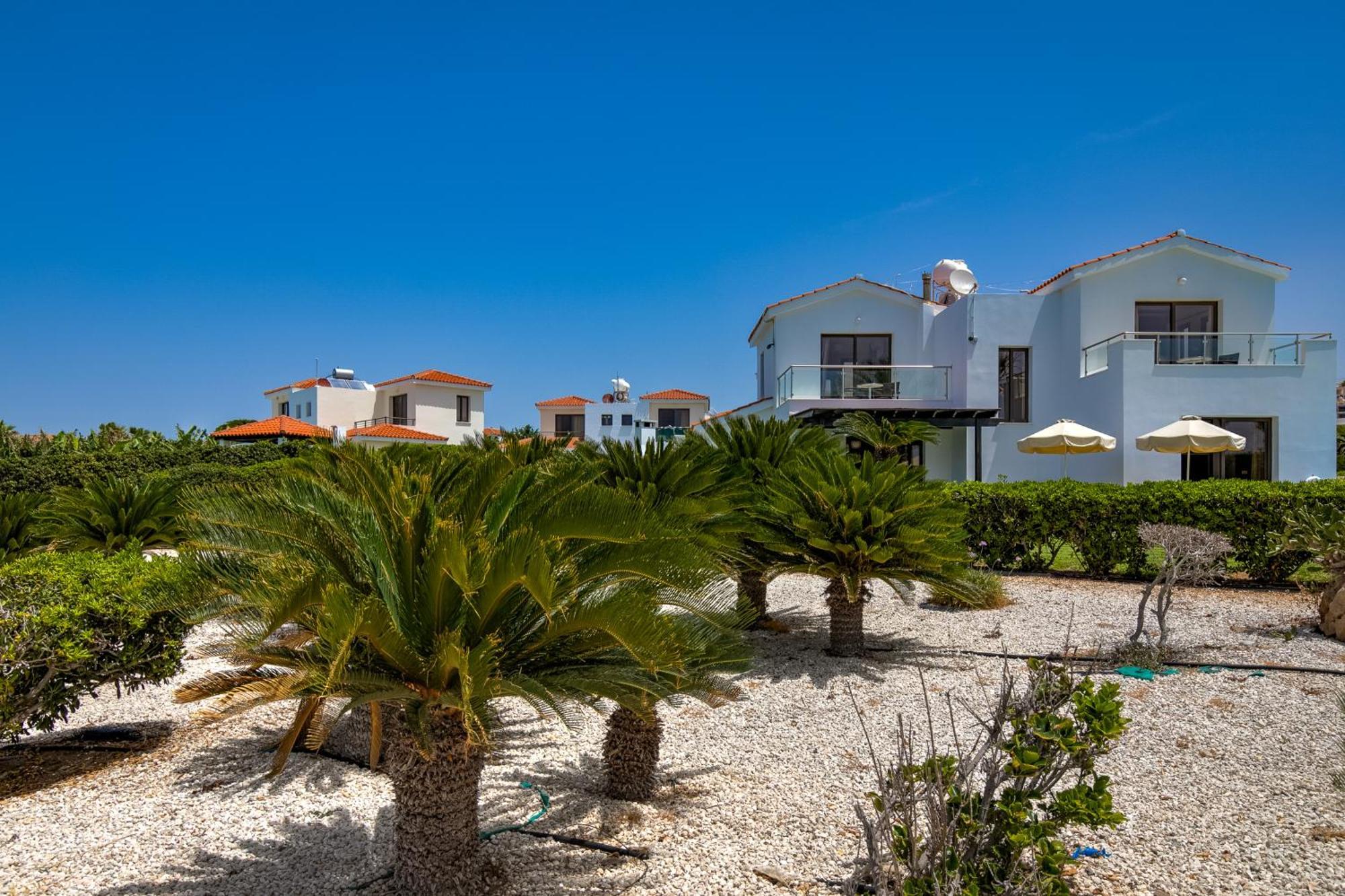 Platzia Beach Villas Пафос Экстерьер фото