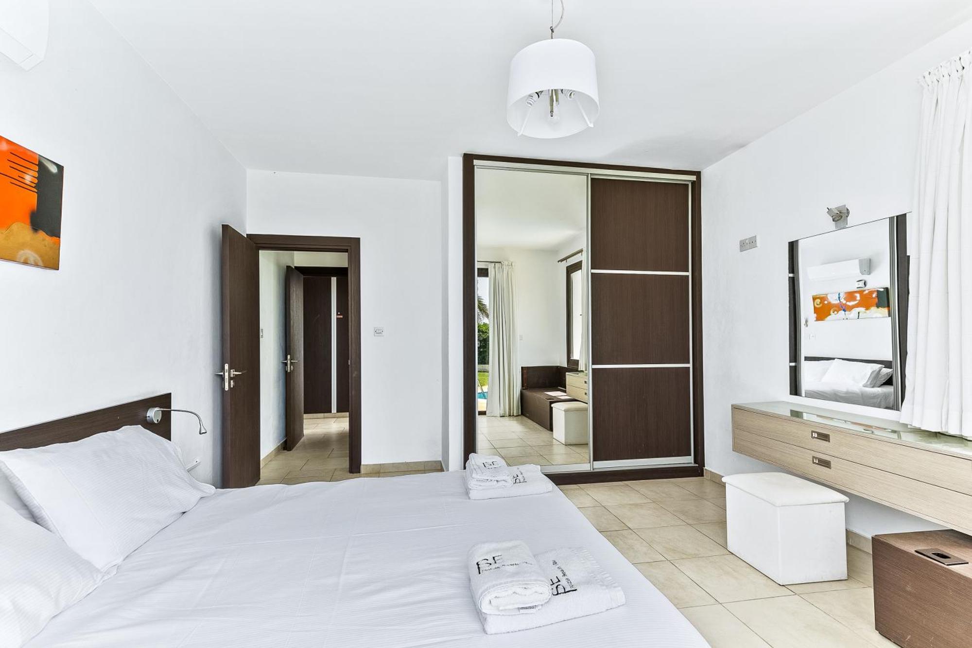 Platzia Beach Villas Пафос Экстерьер фото