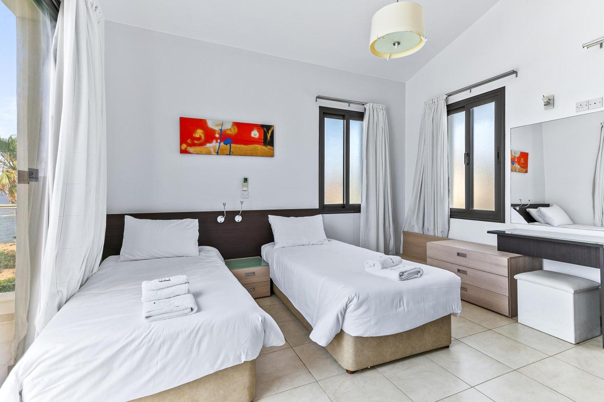 Platzia Beach Villas Пафос Экстерьер фото
