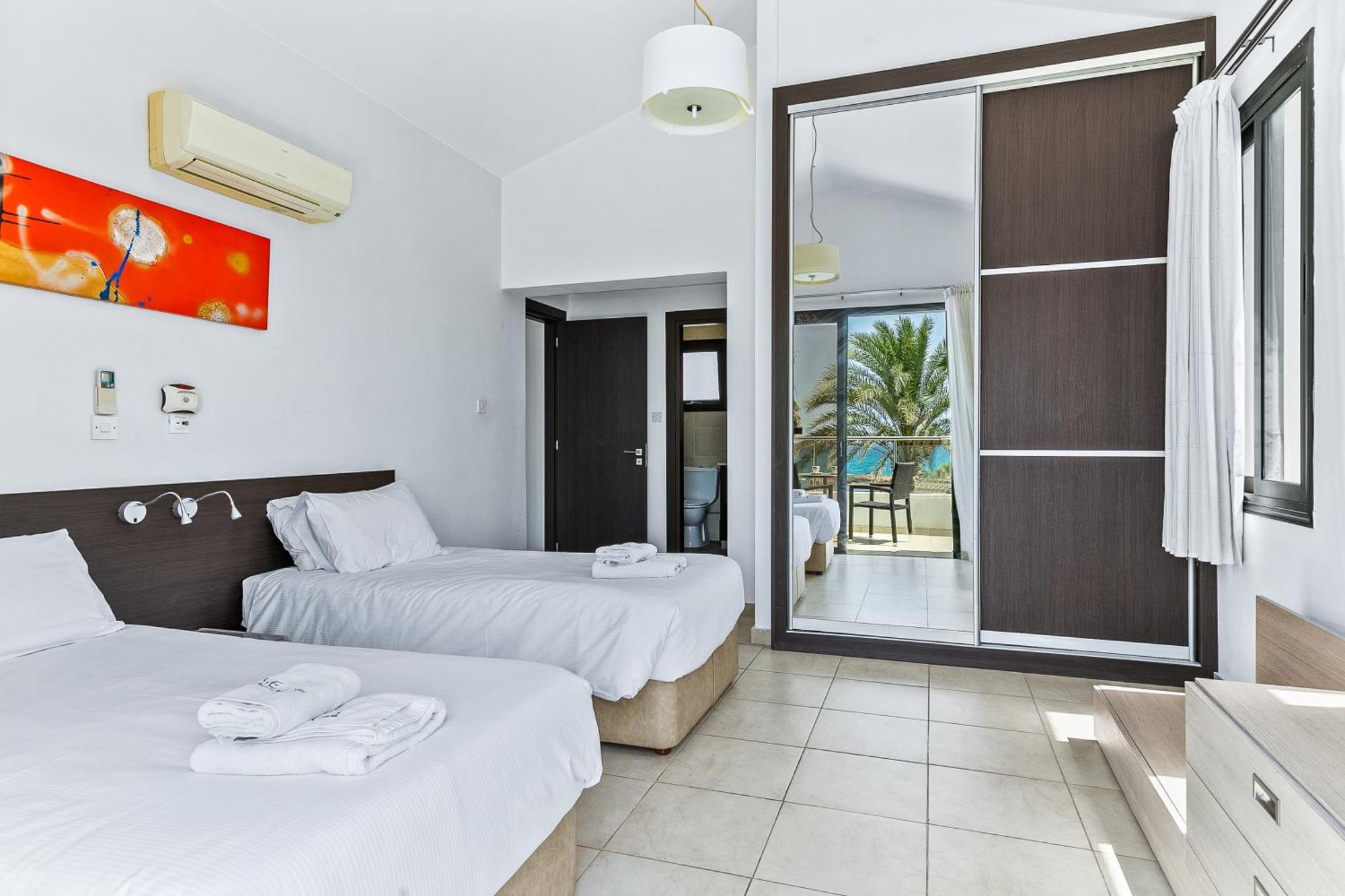 Platzia Beach Villas Пафос Экстерьер фото