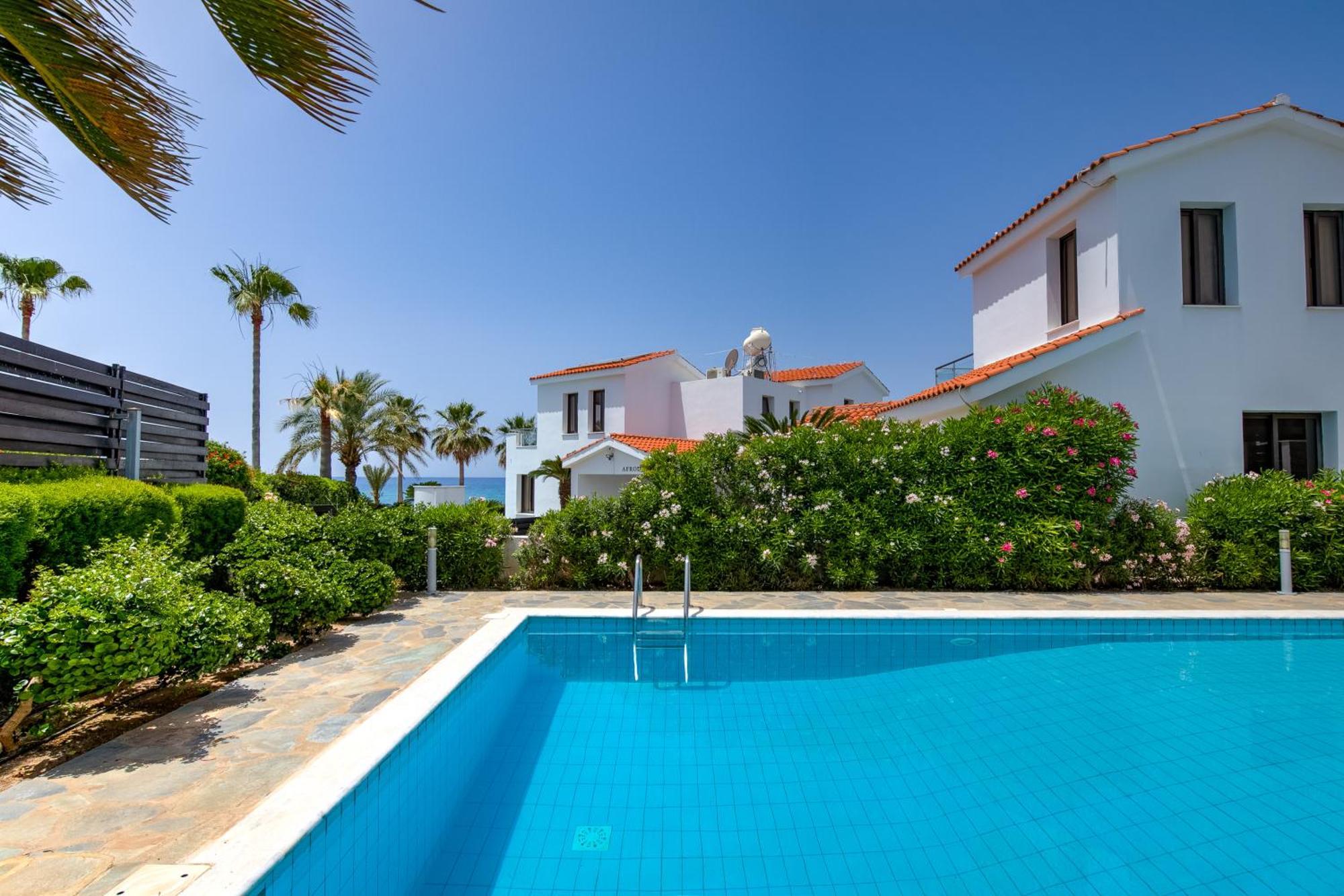 Platzia Beach Villas Пафос Экстерьер фото