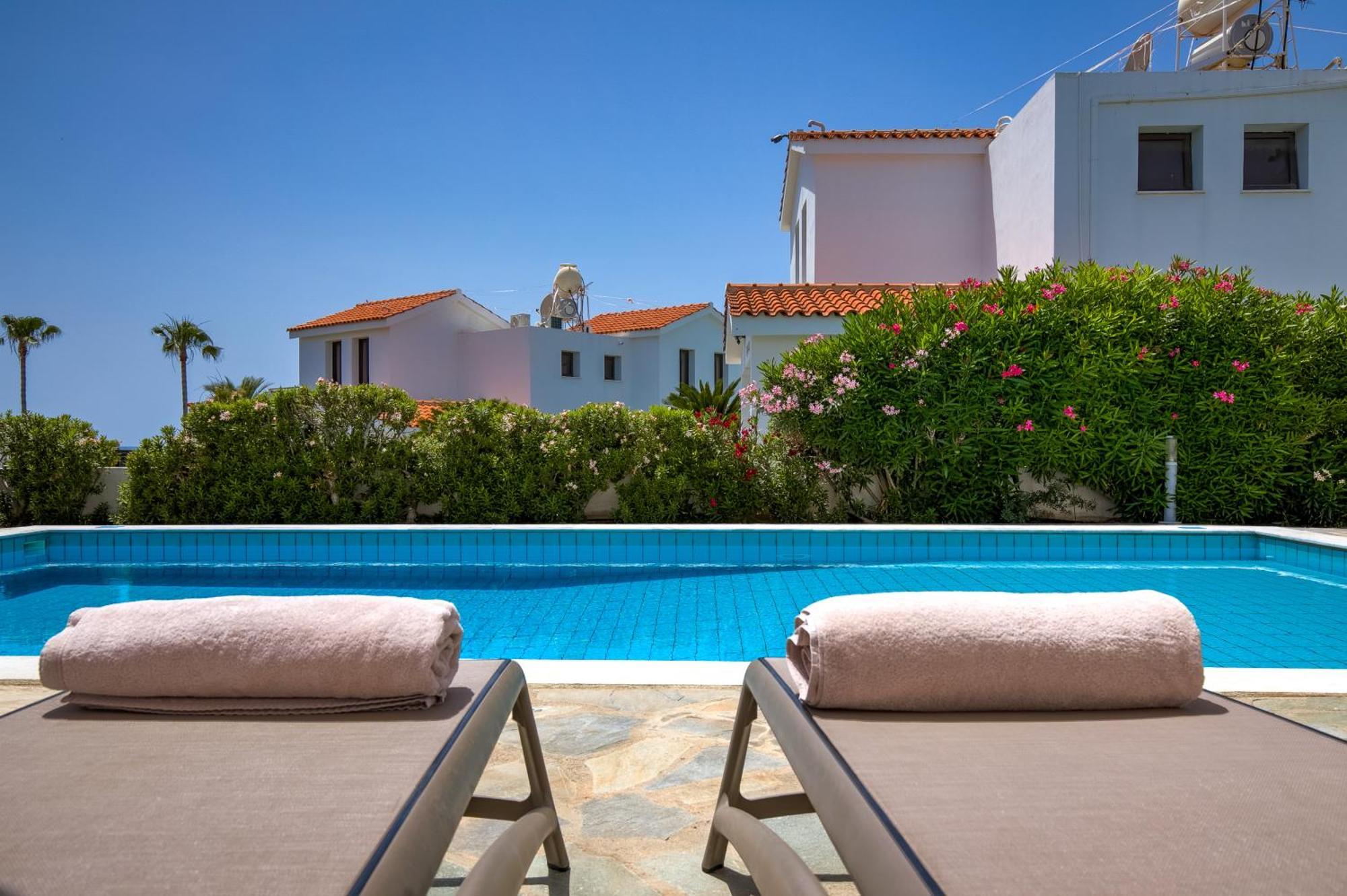 Platzia Beach Villas Пафос Экстерьер фото