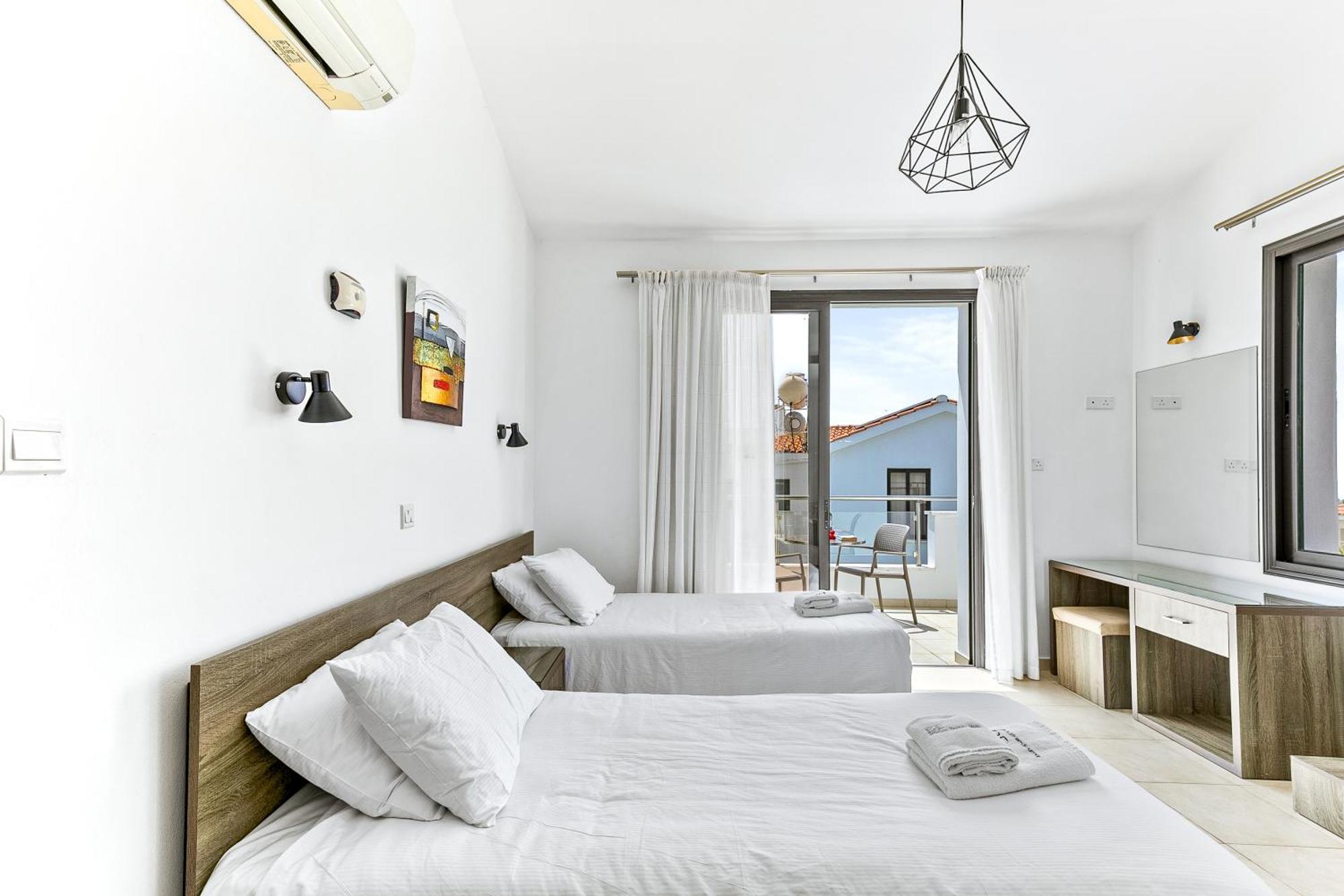 Platzia Beach Villas Пафос Экстерьер фото