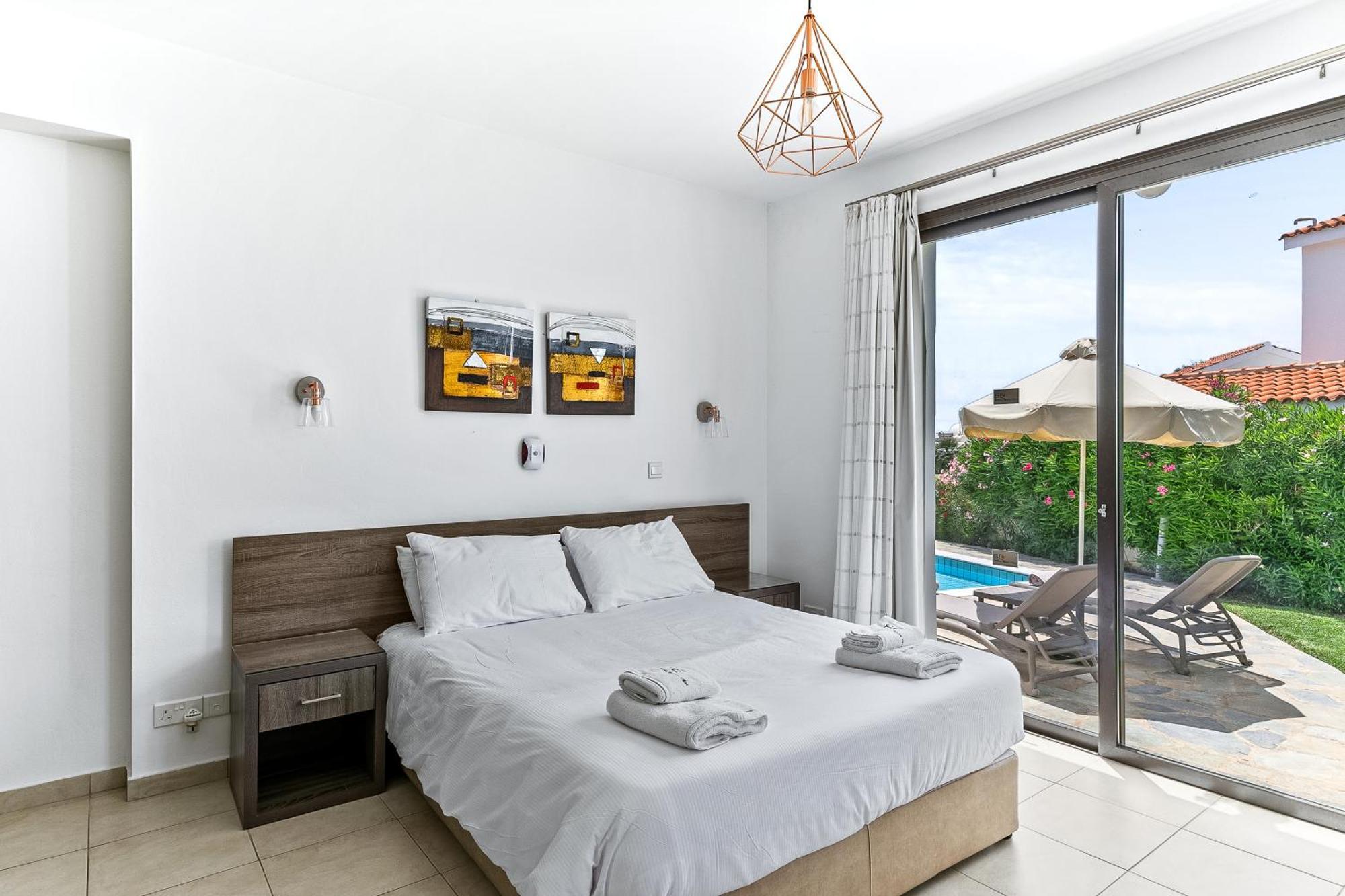 Platzia Beach Villas Пафос Экстерьер фото