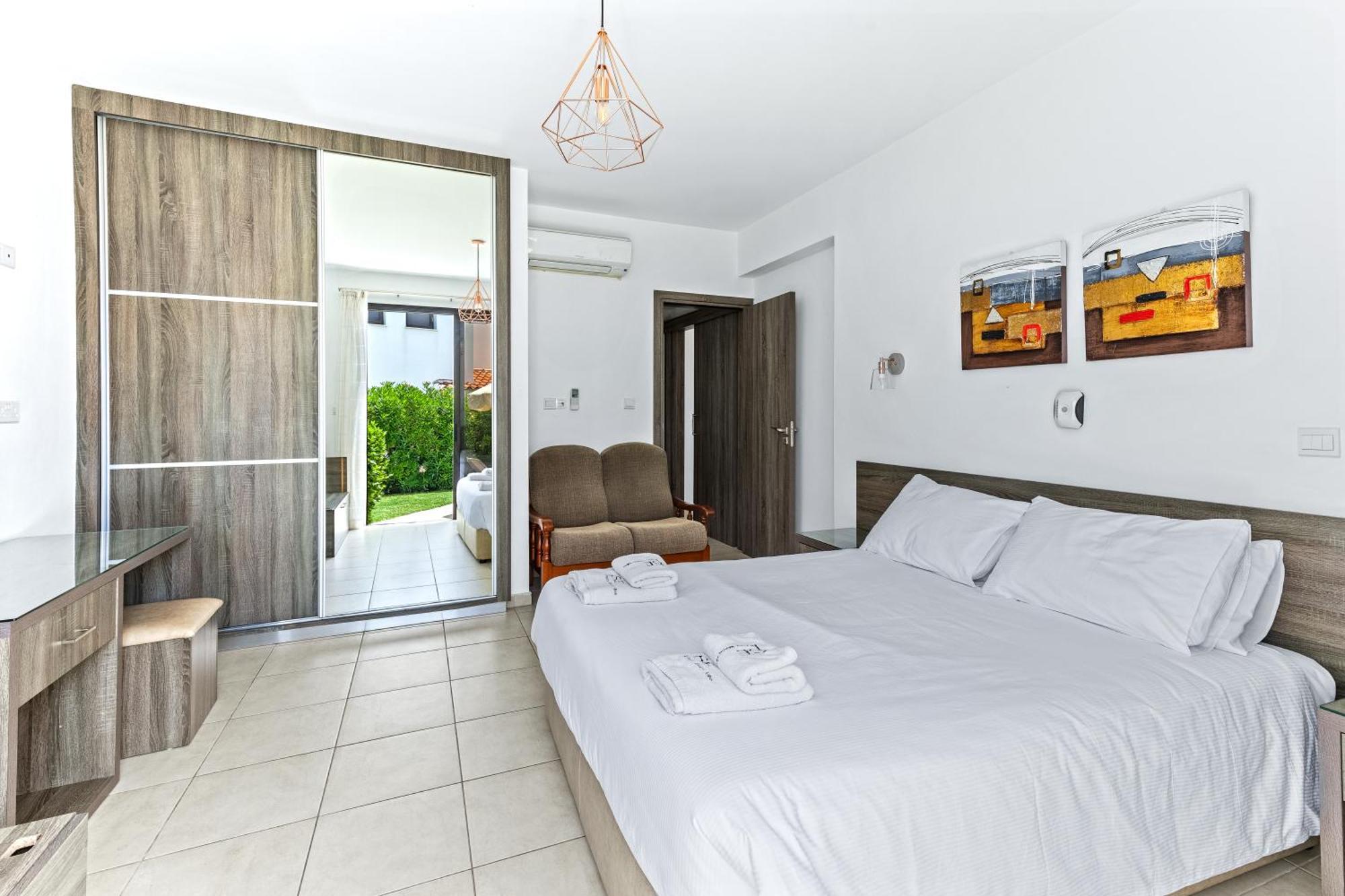 Platzia Beach Villas Пафос Экстерьер фото