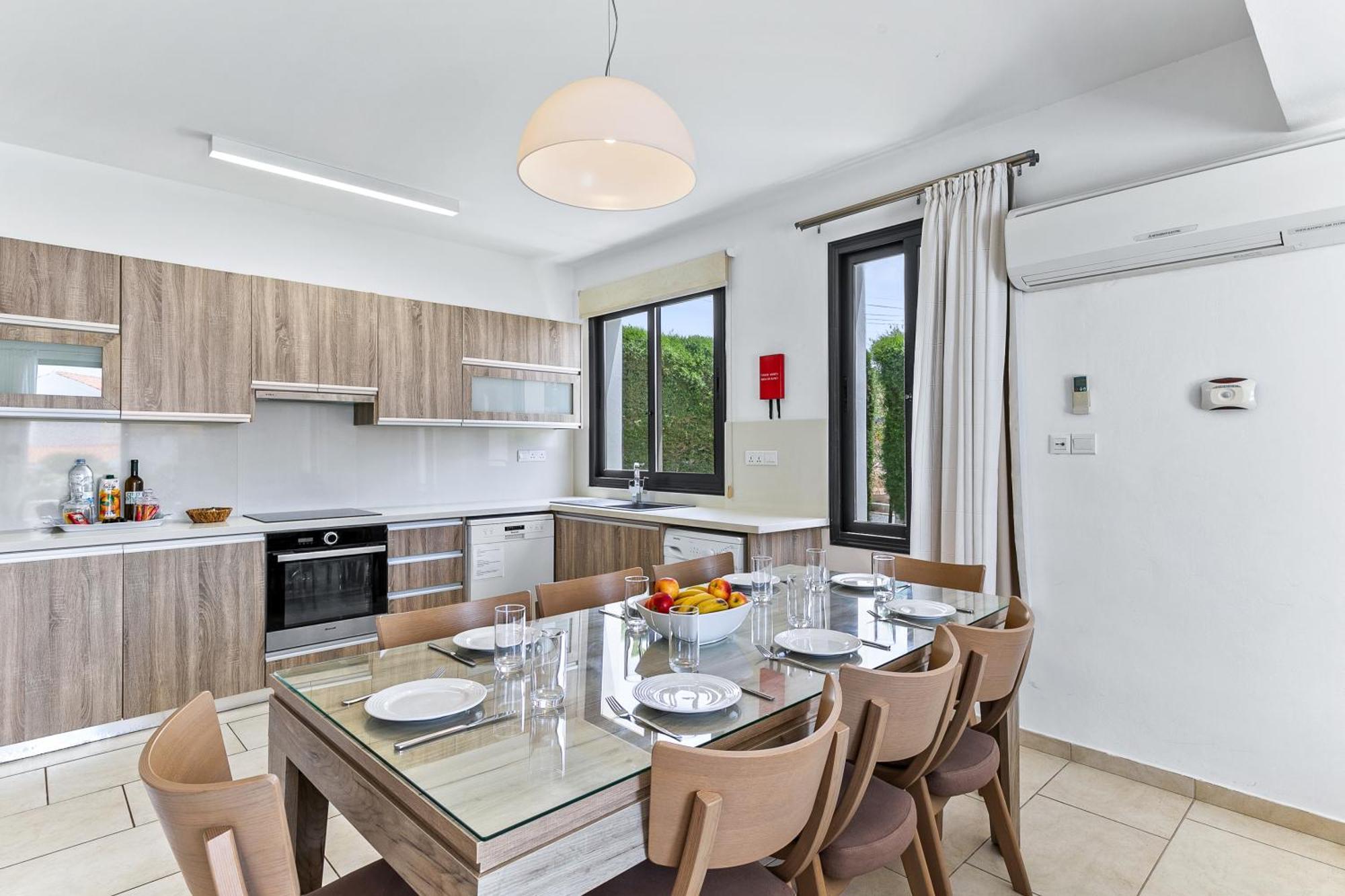 Platzia Beach Villas Пафос Экстерьер фото