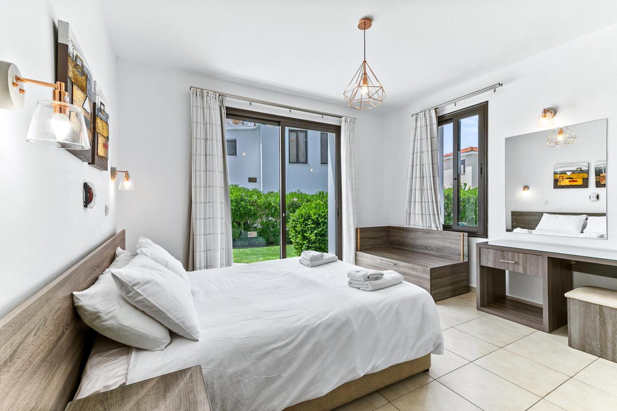 Platzia Beach Villas Пафос Экстерьер фото