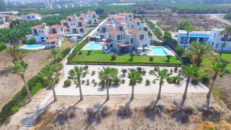 Platzia Beach Villas Пафос Экстерьер фото